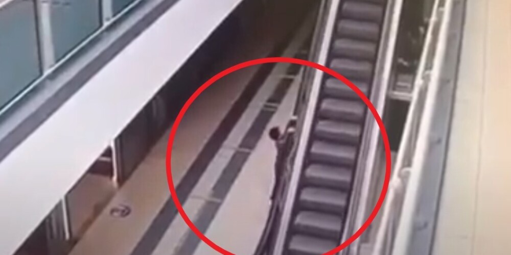 Недоглядели! 4-летний мальчик сорвался с эскалатора в торговом центре