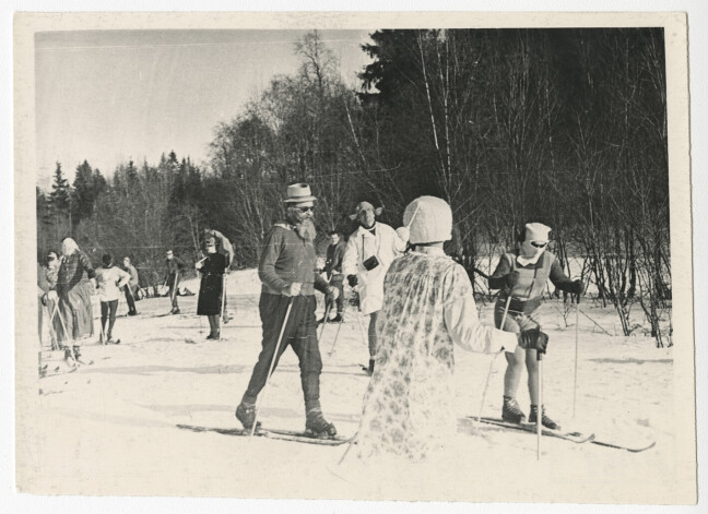 Slēpotāju karnevālā Gaiziņā. Kalpiņš (centrā - ar bārdu, tumšām brillēm un hūti) iejuties Krišjāņa Valdemāra tēlā. Fotografēts ap 1965. gadu.