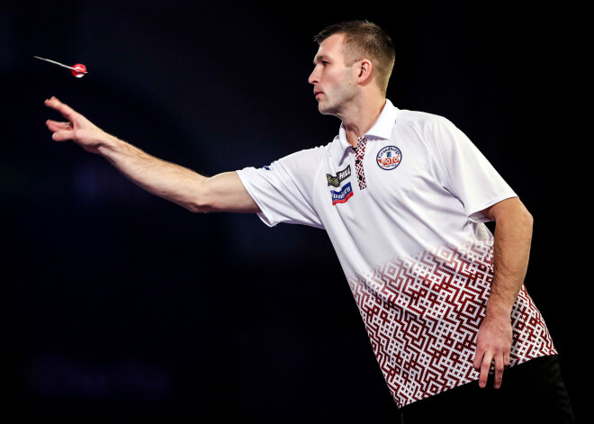 Šautriņmetējs Razma sasniedz "UK Open" čempionāta piekto kārtu