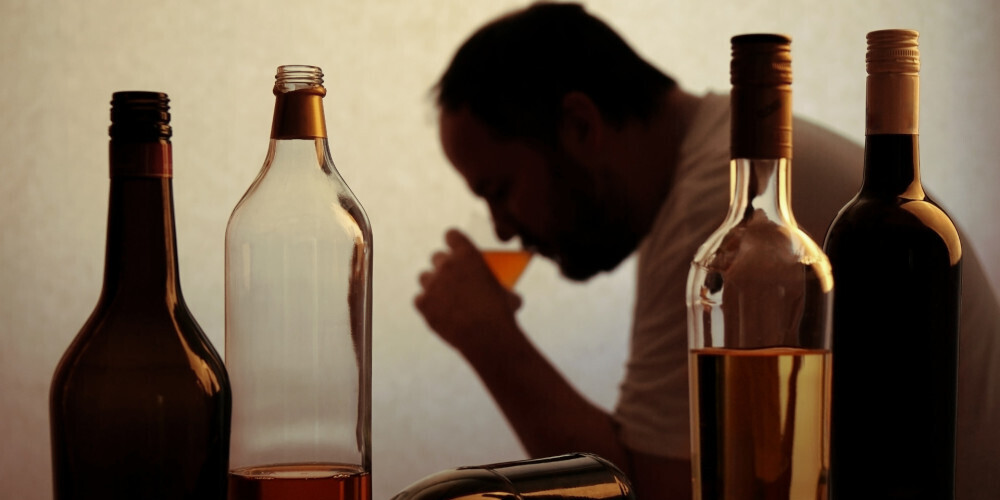 Covid-19 sekas: gada laikā ir palielinājies alkohola lietošanas biežums