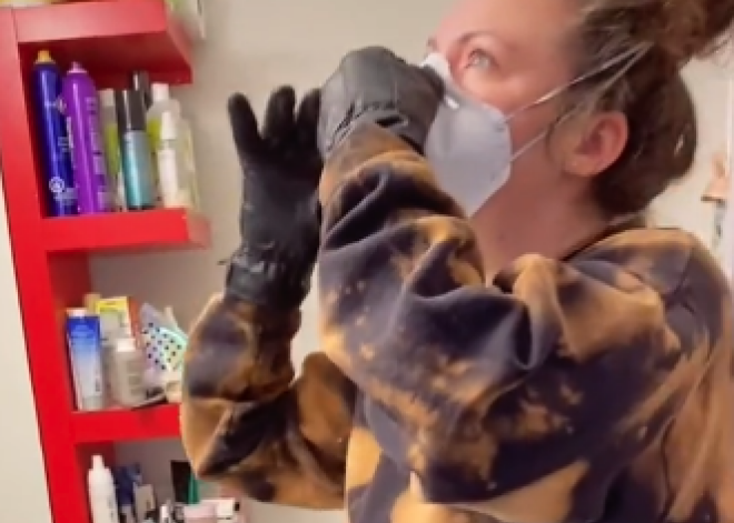 Девушка сняла зеркало со стены и пришла в ужас от того, что там увидела