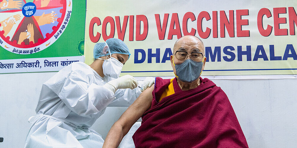 Dalailama saņēmis vakcīnu pret Covid-19 un aicina cilvēkus sekot viņa piemēram