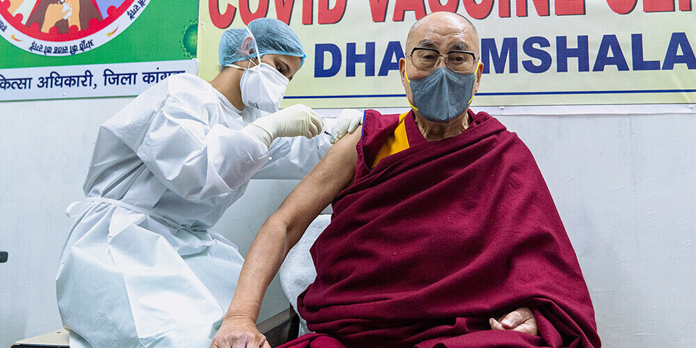 Далай-лама привился вакциной от Covid-19