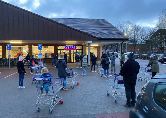 Vācijas veikalos ātros Covid-19 testus izpērk dažu stundu laikā