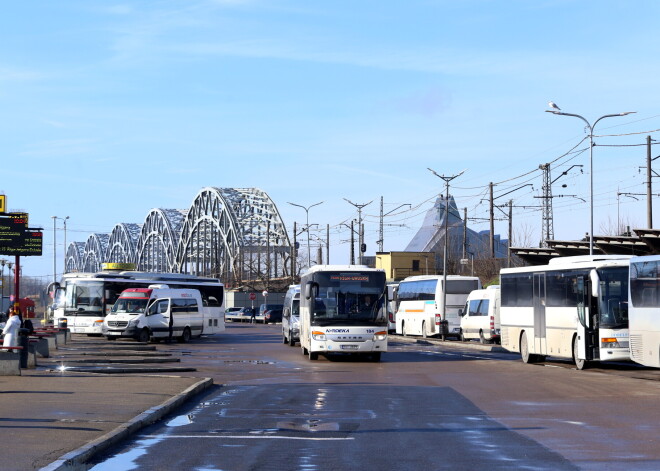 SPKC ziņo: ar Covid-19 inficējies pasažieris ar sabiedrisko autobusu braucis no Saldus novada uz Rīgu