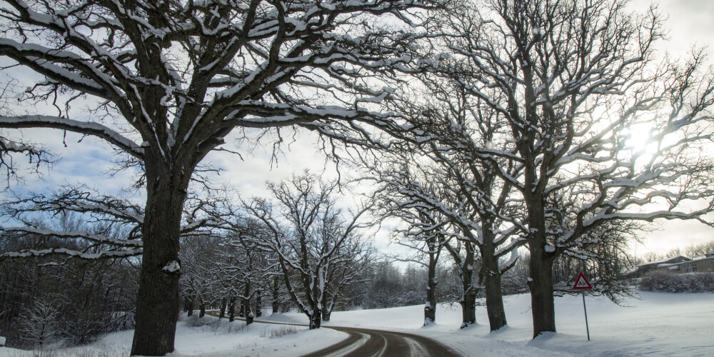 Sniega un apledojuma dēļ apgrūtināti braukšanas apstākļi visā Latvijā