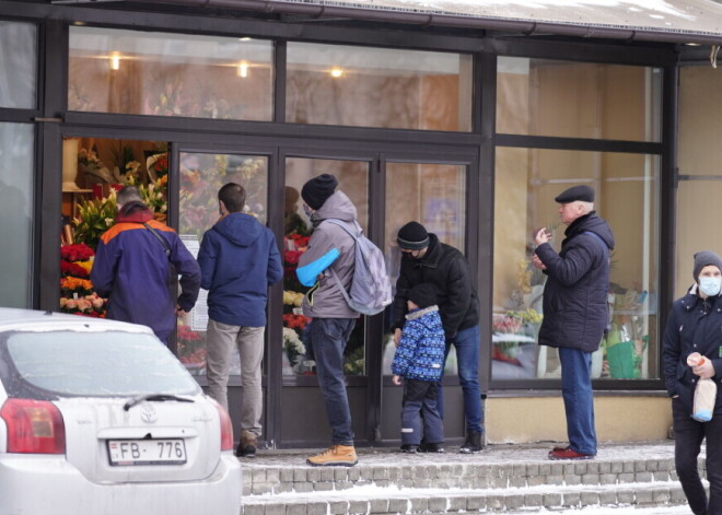 Фото: рижане утром 8 марта спешат купить цветы