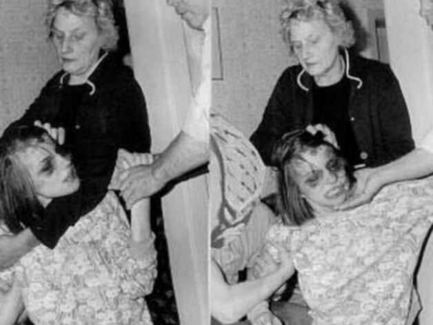 Аннелиза с матерью во время сеанса экзорцизма