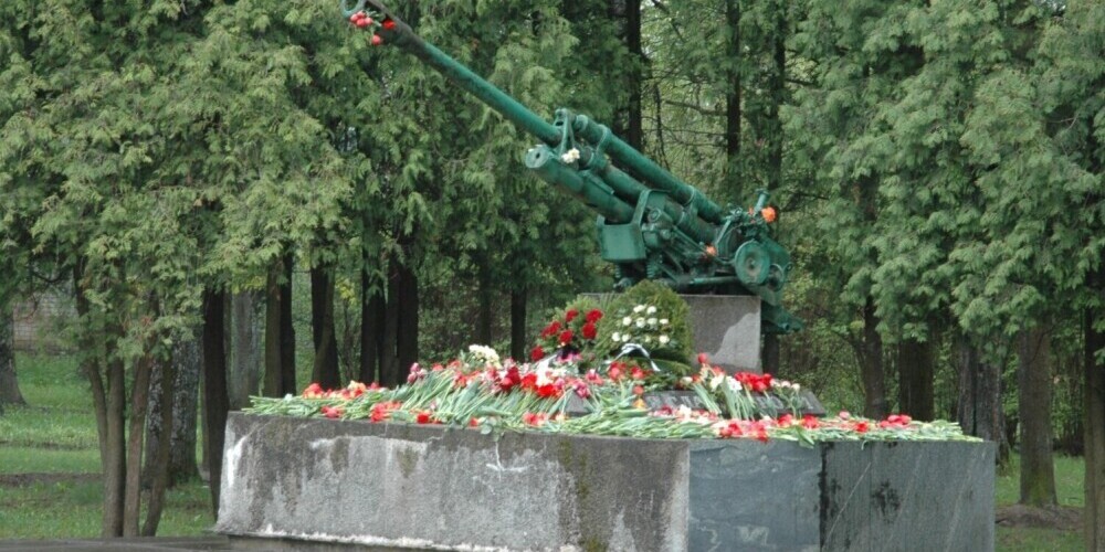 Украденную в Екабпилсе пушку с советского памятника нашли в Даугаве, задержан подозреваемый