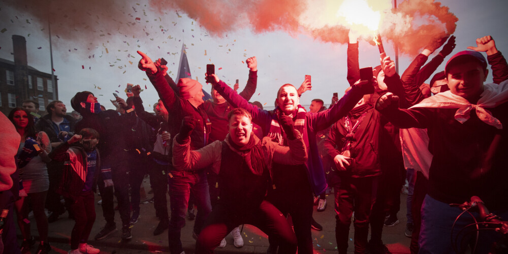 FOTO: futbola uzvaras atceļ pandēmiju! Vismaz briti tā domā