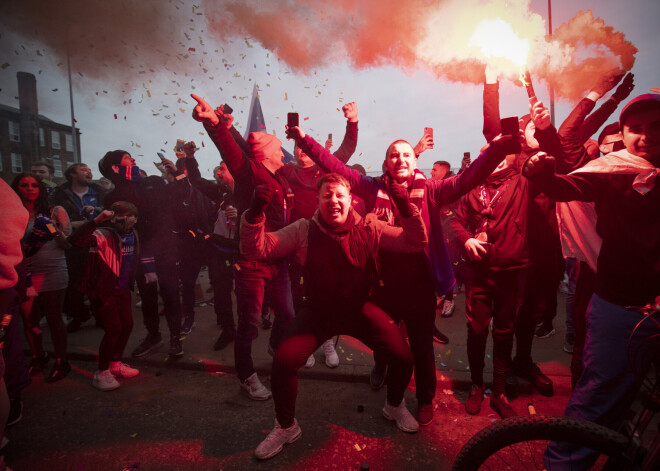 FOTO: futbola uzvaras atceļ pandēmiju! Vismaz briti tā domā