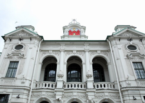 Латвийский национальный театр может просуществовать от шести месяцев до года