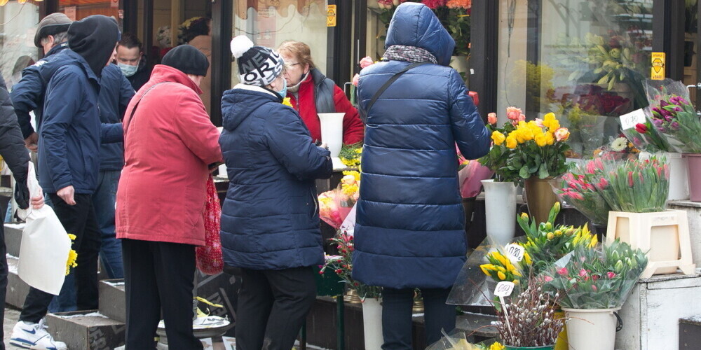 Фото: люди покупают цветы на Рижском Центральном рынке на 8 марта