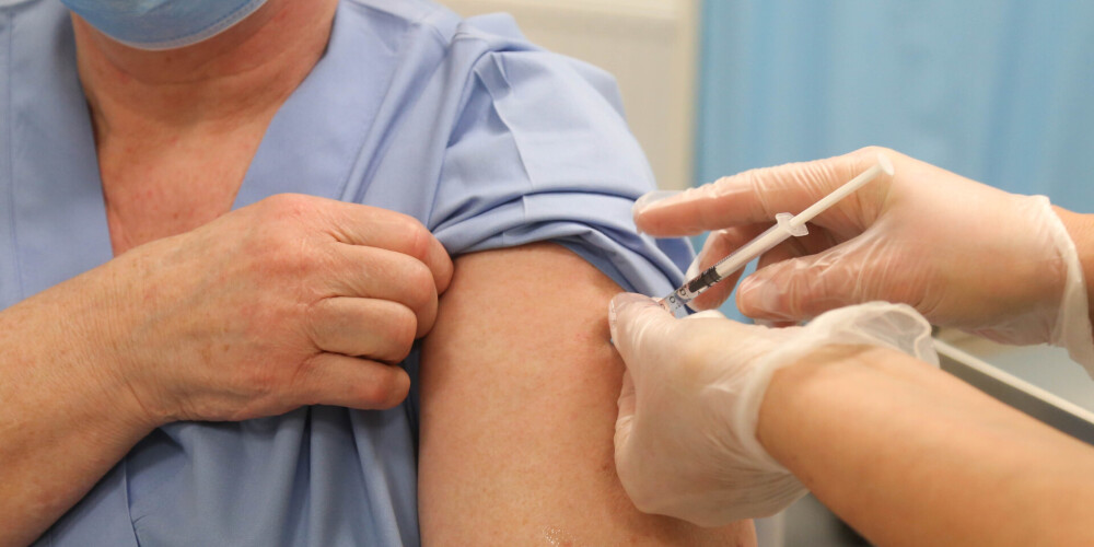 Trīs medicīnas iestādēs sākti administratīvie procesi par Covid-19 vakcinācijas rindas apiešanu