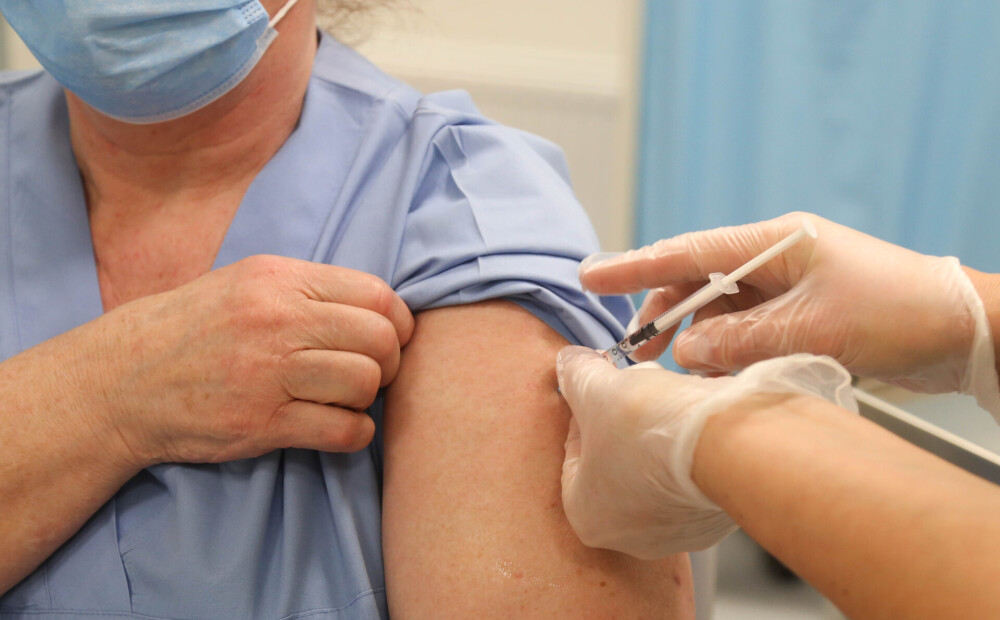 Trīs medicīnas iestādēs sākti administratīvie procesi par Covid-19 vakcinācijas rindas apiešanu