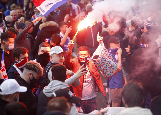 Glāzgovas "Rangers" komanda svētdien neklātienē nodrošināja Skotijas čempiones titulu, Stīvena Džerārda vadītajiem futbolistiem čempionu tronī atgriežoties pēc desmit gadu pārtraukuma. Spītējot Covid-19 ierobežojošajiem pasākumiem, "Rangers" līdzjutēji nedēļas nogalē devās ielās, lai atzīmētu savas komandas uzvaru turnīrā.