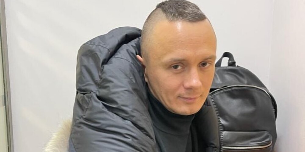 Юморист Илья Соболев показал подкаченную жену в татуировках и купальнике
