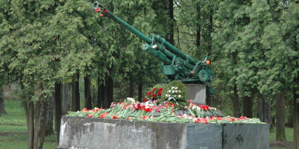 "Нет причин вовлекаться": у Екабпилса нет ресурсов вытаскивать пушку с советского памятника из Даугавы