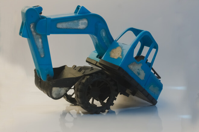 Kaut arī speciālists iedrošina šķirot ļoti daudz ko, tomēr ir lietas, kuras otro reizi izmantot nevarēs, un tās jāizmet sadzīves atkritumu konteinerā. Pie šādiem atkritumiem pieskaita dažādas rotaļlietas, vienreizlietojamos traukus un krūzītes.