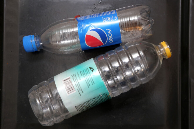 Kad saturs izlietots, atliek saplacināt un izmest plastmasas konteinerā.