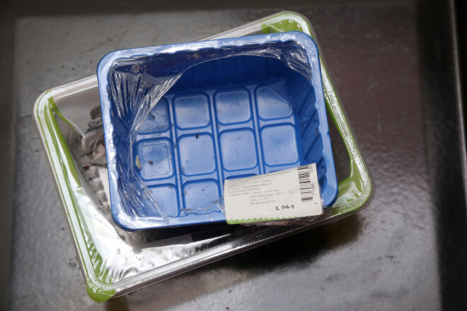 Ja ir tīri, var šķirot. Kaut arī ne viss ir izmantojams otrreizējā ražošanā, daļu sadedzinās enerģijas ieguvei. “Ja čaukst, tad pie labās plastmasas to neliekam. Šeit atkal ir jautājums, ko mēs izvēlamies pirkt,” saka Aizbalts. Pārtikas plēves, kuras bieži izmanto, iepakojot konditorejas izstrādājumus, gan esot ļoti labas, tās nečaukst un der pārstrādei.