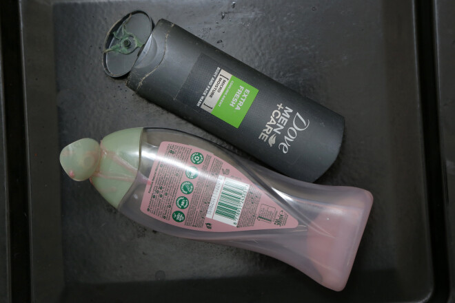 Ja izlietots viss, kas pudelē bijis iekšā, un vēl arī izskalots, var izmest plastmasas konteinerā.