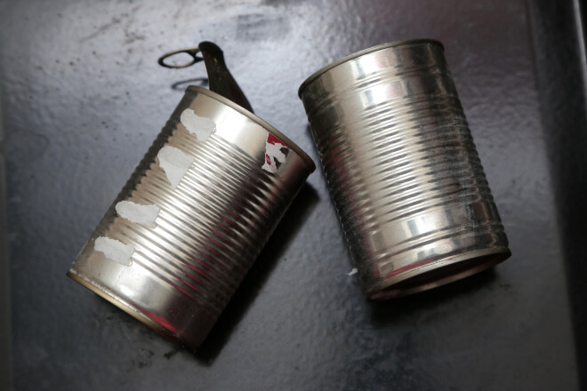 Pavisam vienkārši – noteikti jāšķiro. Pats vērtīgākais no šķirojamajiem materiāliem ir alumīnijs, norāda Aizbalts: “Šis ir vienīgais, kas maksā vairākus simtus eiro par tonnu. Parasti saka, ka visi šie atkritumi ir zelta vērtē, bet īstenībā tas ir tikai alumīnijs.” Turklāt pēc depozītsistēmas ieviešanas no nākamā gada dzērienu skārdenes varēs nodot par naudu – desmit centu par vienu. Svarīgi gan, lai uz iepakojuma ir depozīta svītrkods, tam jāpaliek neskartam.