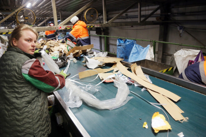 Pāršķirošanas cehā Getliņos atkritumus sadala divas grupās – lielāko daļu var izmantot pārstrādē, atlikušo sadedzinās enerģijas iegūšanai.