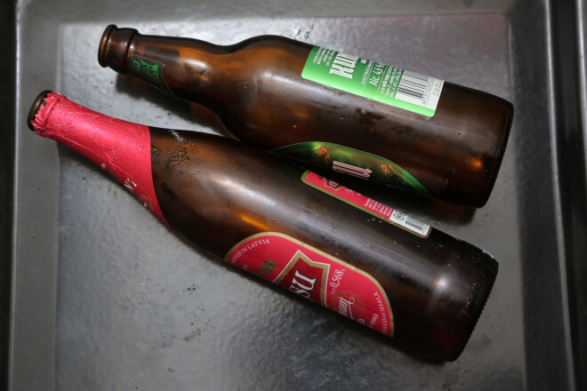 atkritumu šķirošanaTās vienkārši jāizmet pareizajā konteinerā. Arī par korķi nav jāuztraucas, tos var atstāt virsū, šķirošanas rūpnīcā to no pudeles atdalīs. Jautājums arī, ko izvēlamies pirkt. Piemēram, bērnu šampanieša pudele ar piekausētu plastmasas plēvi – stikla konteinerā tādu drīkst mest, bet pārstrādāt to ir sarežģītāk, jo augstā temperatūrā pielipināto plēvi noņemt būs grūti.