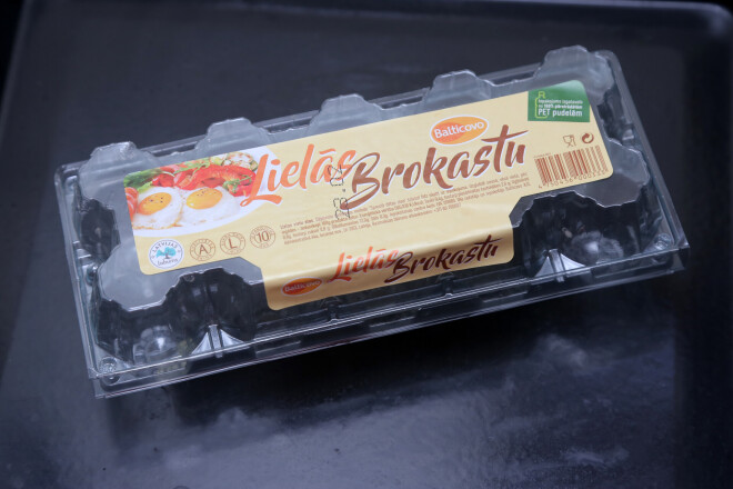 Līdzīgi papīra maisiem tās var izmantot atkal un atkal, dodoties uz zemnieku tirgu pēc olām. Tā dara pats Aizbalts, gan atzīstot: “Man ar tādām ir pilna māja.” Ir trīs olu iepakojuma veidi – kartona, plastmasas un putuplasta, visas bretes pārsvarā jau ražotas no otrreizējiem materiāliem. Daudzus kartona iepakojumus ražo arī Valmierā. Kartona un plastmasas bretes ir šķirojamas, videi visnedraudzīgākās ir putuplasta kastes. Tās Eiropas Savienība no jūlija ir aizliegusi tāpat kā vienreizlietojamos trauciņus.