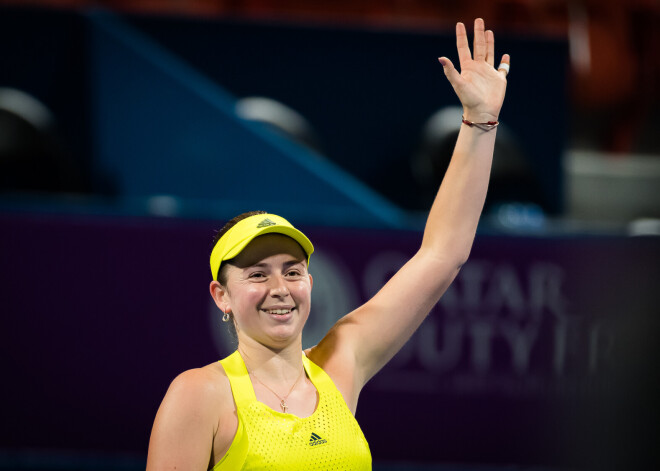 Ostapenko Dubaijas "WTA 1000" turnīrā sasniedz dubultspēļu ceturtdaļfinālu