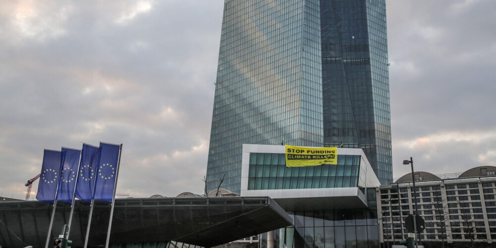 "Greenpeace" aktīvisti ar paraplanieri nolaidušies uz Eiropas Centrālās bankas jumta
