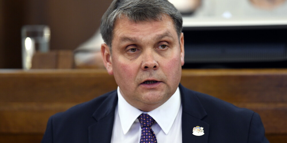 Deputāta Adamoviča kriminālprocess Saeimā raisa diskusiju, cik pamatoti bija pusgada garumā izsekot politiķi