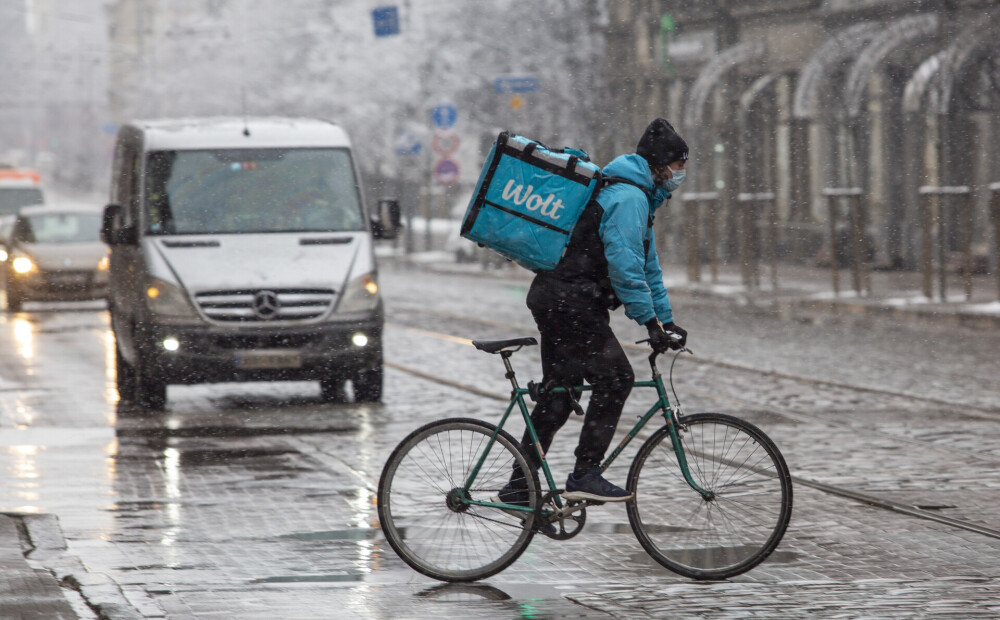 Rīgā apgrūtināti braukšanas apstākļi; ielās strādā visa ziemas uzturēšanas tehnika