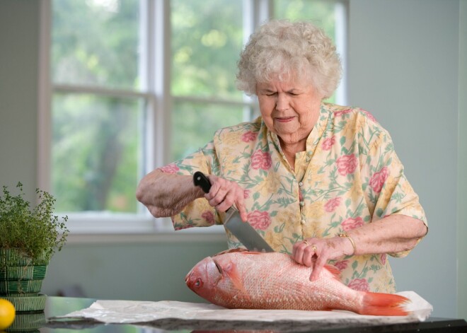 Kādus pārtikas produktus ieteicams uzturā lietot senioriem? Skaidro uzturzinātniece