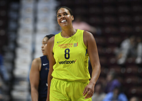 Elizabete Kembedža 2018. gadā sasniedza WNBA visu laiku rekordu vienā mačā gūstot 53 punktus.