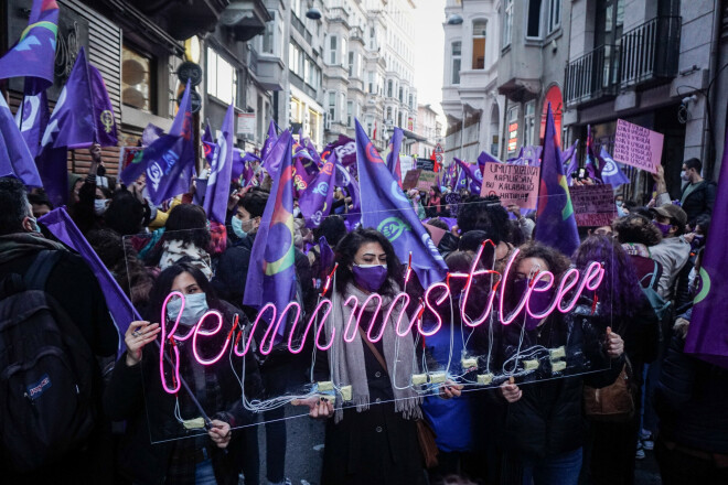 Pirmdien gājienā Stambulas centrā piedalījās tūkstošiem cilvēku, nosodot vardarbību pret sievietēm.