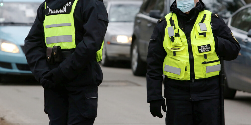 Полиции самоуправления в Латвии доплатят за работу в условиях Covid-19