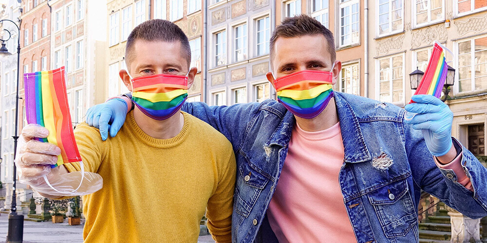 Polija gatavo grozījumus, kas aizliegs gejiem un lesbietēm adoptēt bērnus