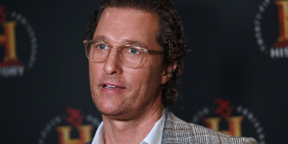 Мэ́ттью Дэ́вид Макко́нахи (англ. Matthew David McConaughey; род. 4 ноября 1969, Ювалде, Техас, США) — американский актёр, кинорежиссёр, сценарист и продюсер. Поначалу зарекомендовав себя как актёр, в основном, комедийного амплуа, во втором десятилетии XXI века Макконахи перешёл к крупным драматическим ролям, удостоившись ряда наград и положительных отзывов от кинопрессы за картины «Линкольн для адвоката», «Мад», «Киллер Джо», «Далласский клуб покупателей», «Супер Майк», «Интерстеллар» и «Джентльмены».За роль в драме «Далласский клуб покупателей» (2013) был удостоен множества наград, в том числе «Золотого глобуса», премии Гильдии киноактёров США и первого в карьере «Оскара».