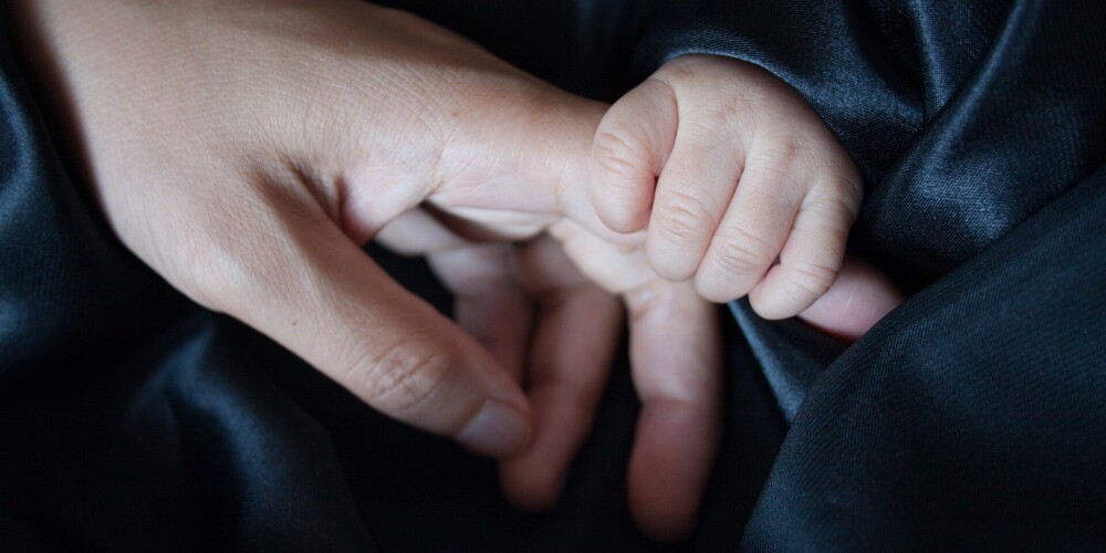 В Даугавпилсе врачи сломали новорожденному руку и обвинили в этом мать