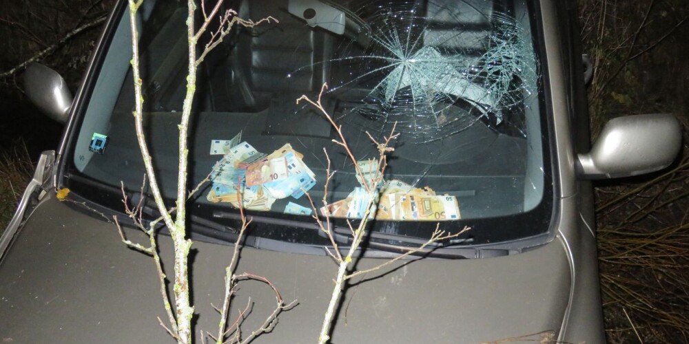 Narkotirgonis no Latvijas Igaunijā pamet 9000 eiro un sadauzītu džipu