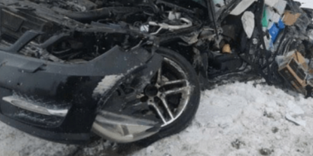 Видео: на шоссе Резекне-Лудза Mercedes из России столкнулся с фурой