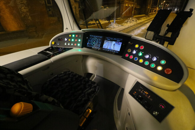 Jaunā tramvaja kabīne vadītājiem nedaudz ļauj sajusties kā pilotiem.