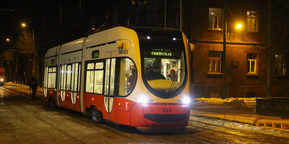 "Vadītājiem acis spīd, un viņi grib braukt" - Liepājas ielās dodas jaunie tramvaji