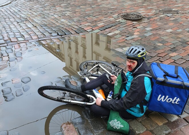 "Attapos uz bruģa" - velokurjers, Vecrīgā iebraucot 35 cm dziļā bedrē, izsit priekšējos zobus