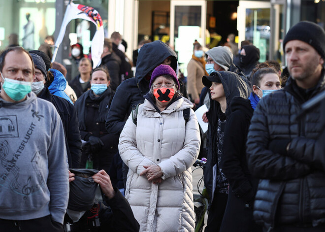 Tūkstošiem cilvēku Vācijā izgājuši ielās, lai protestētu pret karantīnas ierobežojumiem