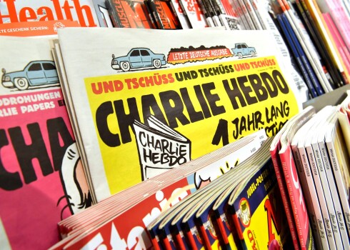 Satīras žurnāls "Charlie Hebdo" sadusmo britus, publicējot karikatūru ar Elizabeti II