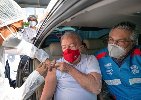 Brazīlijas eksprezidents Lula vakcinējies pret Covid-19 un kritizē Bolsonaru