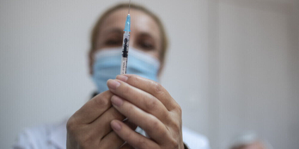 Массовая вакцинация от Covid-19 — Латвия в спешке ищет персонал